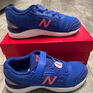 NWT New Balance, Hook and Loop Running Shoes 7 Wide, Boys